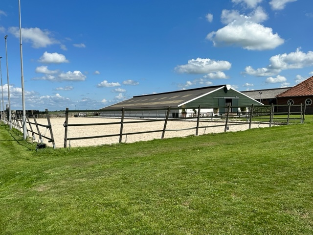 Buitenbaan en stal
